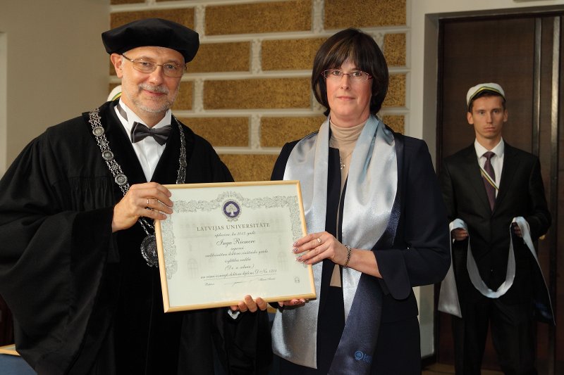 Latvijas Universitātes 94. gadadienai veltīta LU Senāta svinīgā sēde. LU doktoru promocijas ceremonija. LU rektors prof. Mārcis Auziņš pasniedz LU Apliecinājuma rakstu dr. Ingai Riemerei.