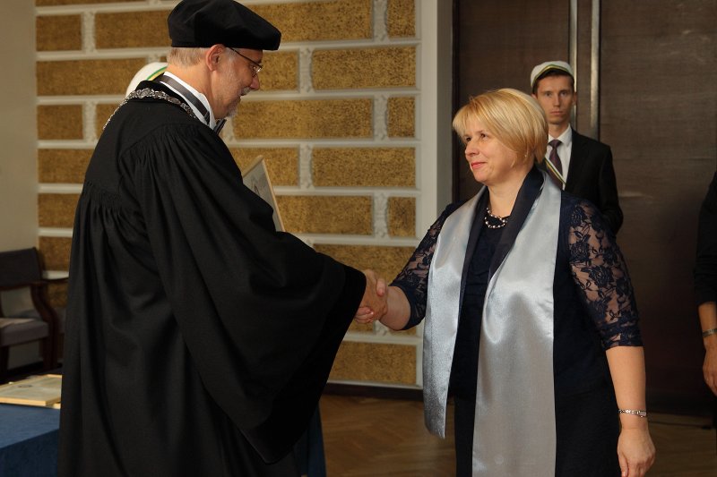 Latvijas Universitātes 94. gadadienai veltīta LU Senāta svinīgā sēde. LU doktoru promocijas ceremonija. LU rektors prof. Mārcis Auziņš pasniedz LU Apliecinājuma rakstu dr. Inārai Upmalei.