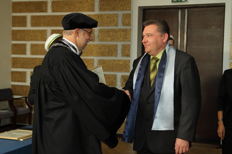 Latvijas Universitātes 94. gadadienai veltīta LU Senāta svinīgā sēde. LU doktoru promocijas ceremonija. LU rektors prof. Mārcis Auziņš pasniedz LU Apliecinājuma rakstu dr. Gintam Putiķim.