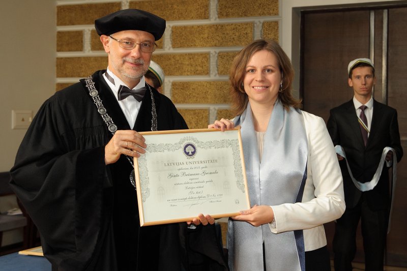 Latvijas Universitātes 94. gadadienai veltīta LU Senāta svinīgā sēde. LU doktoru promocijas ceremonija. LU rektors prof. Mārcis Auziņš pasniedz LU Apliecinājuma rakstu dr. Gintai Brūmanei-Gromulai.