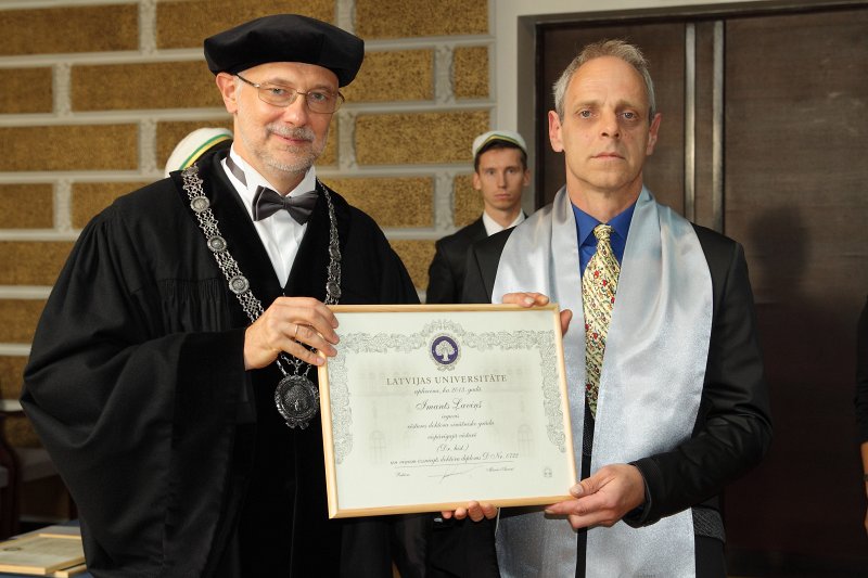 Latvijas Universitātes 94. gadadienai veltīta LU Senāta svinīgā sēde. LU doktoru promocijas ceremonija. LU rektors prof. Mārcis Auziņš pasniedz LU Apliecinājuma rakstu dr. Imantam Ļaviņam.