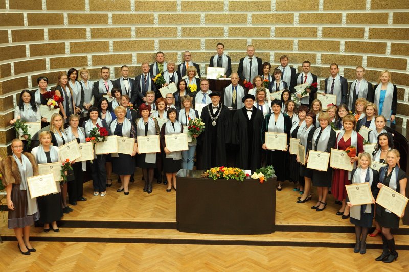 Latvijas Universitātes 94. gadadienai veltīta LU Senāta svinīgā sēde. LU doktoru promocijas ceremonija. Doktoru kopbilde ar LU rektoru Mārci Auziņu un LU mācību prorektoru Andri Kangro.