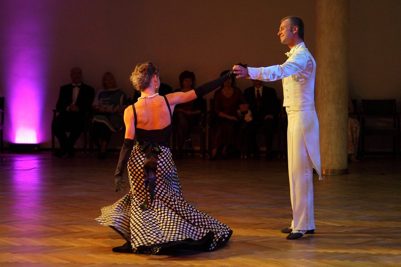 Latvijas Universitātes 94. gadadienas Akadēmiskā balle. Ievas Kemleres un Rolanda Šteinberga tango priekšnesums.