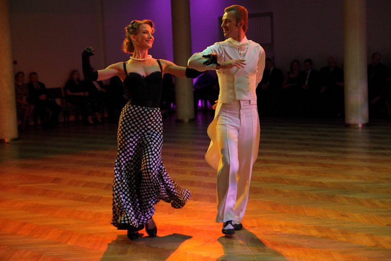 Latvijas Universitātes 94. gadadienas Akadēmiskā balle. Ievas Kemleres un Rolanda Šteinberga tango priekšnesums.