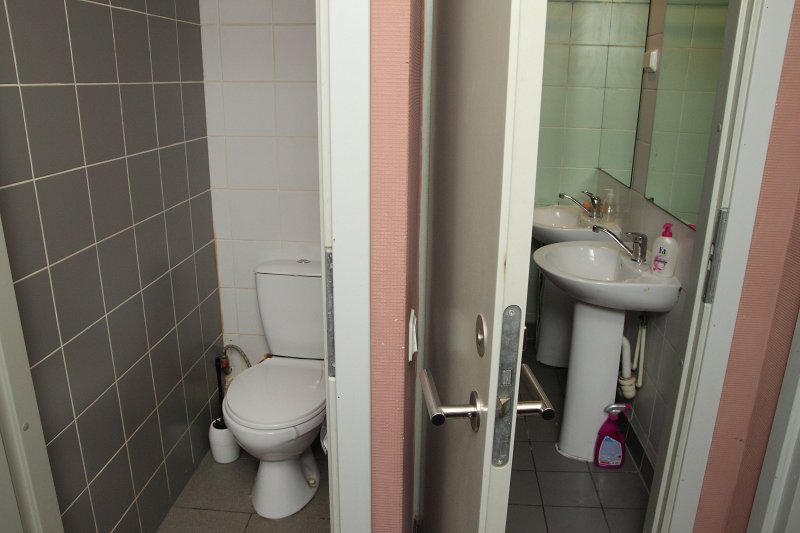 Studentu dienesta viesnīca 'PRIMA' Rēznas ielā 10 k-1. Tualete un dušas telpa.