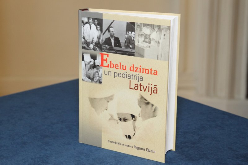 Grāmatas «Ebelu dzimta un pediatrija Latvijā» atvēršanas svētki. Grāmatas vāks.