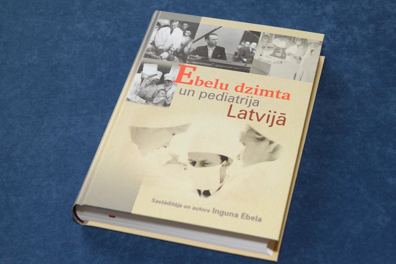 Grāmatas «Ebelu dzimta un pediatrija Latvijā» atvēršanas svētki. Grāmatas vāks.