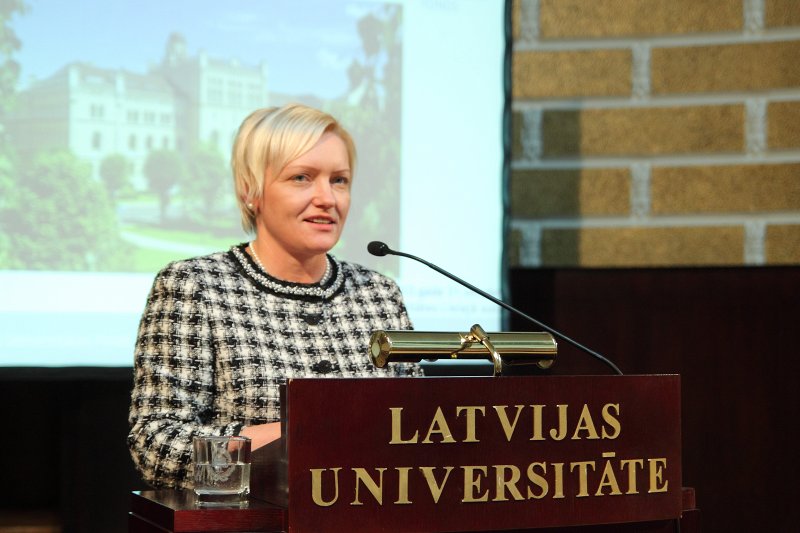 Latvijas Universitātes Fonda mecenātu stipendiātu svinīgā sveikšana. LU Fonda izpilddirektore Laila Kundziņa-Zvejniece.