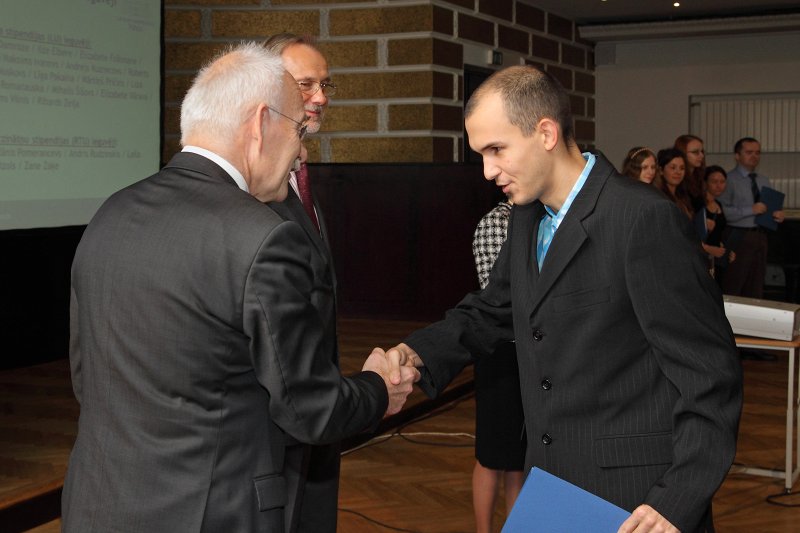 Latvijas Universitātes Fonda mecenātu stipendiātu svinīgā sveikšana. LU Fonda valdes priekšsēdētājs prof. Ivars Lācis sveic
K. Morberga
stipendijas saņēmēju 
Andreju Kuzņecovu.