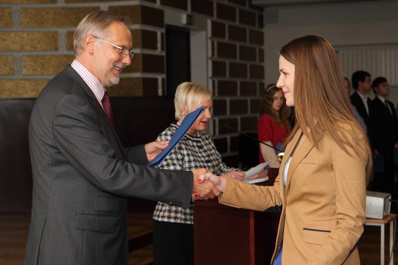 Latvijas Universitātes Fonda mecenātu stipendiātu svinīgā sveikšana. LU rektors prof. Mārcis Auziņš sveic
K. Morberga
stipendijas saņēmēju 
Elizabeti Vāravu.