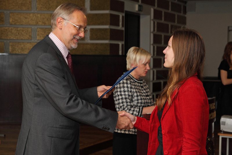 Latvijas Universitātes Fonda mecenātu stipendiātu svinīgā sveikšana. LU rektors prof. Mārcis Auziņš sveic
Minnas Matildes Vilhelmīnes Petkevičs piemiņas 
stipendijas saņēmēju 
Madaru Bartulsoni.