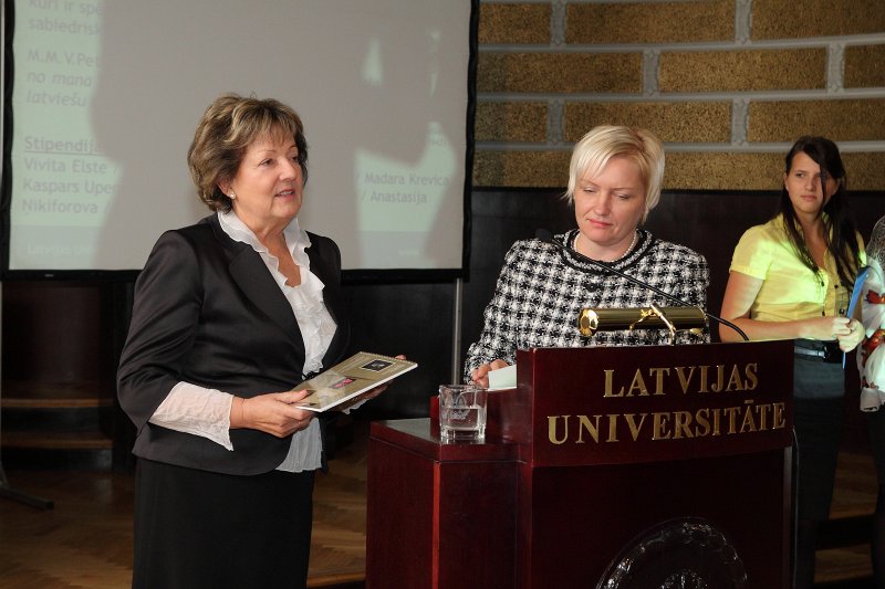 Latvijas Universitātes Fonda mecenātu stipendiātu svinīgā sveikšana. LU pilnvarotā pārstāve Rūta Krastiņa (pa kreisi)
un
LU Fonda izpilddirektore Laila Kundziņa-Zvejniece.