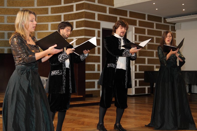 Latvijas Universitātes Fonda mecenātu stipendiātu svinīgā sveikšana. LU Senās mūzikas ansambļa 'Canto' priekšnesums.