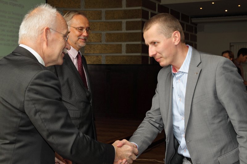 Latvijas Universitātes Fonda mecenātu stipendiātu svinīgā sveikšana. LU Fonda valdes priekšsēdētājs prof. Ivars Lācis sveic
Žaņa Lapuķa piemiņas stipendijas 
saņēmēju 
LU maģistrantu Jāni Cepurīti.