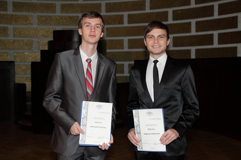 Latvijas Universitātes Fonda mecenātu stipendiātu svinīgā sveikšana. K. Morberga
stipendijas saņēmēji
Mārtiņš Pričins (pa kreisi) un Edgars Noskovs.