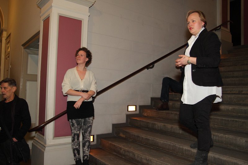 Annas Hūtjes (Anna Hoetjes) izstādes «PAGRIEZIENS!» («TURN!») atklāšana. Māksliniece Anna Hūtje (Anna Hoetjes) (pa kreisi) un izstādes kuratore Ieva Saulīte.