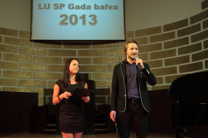Latvijas Universitātes Studentu padomes (LU SP) Gada balvas 2013 pasniegšanas ceremonija. Pasākuma vadītāji Ieva Purniņa (SZF) un Ivo Rode (TF).