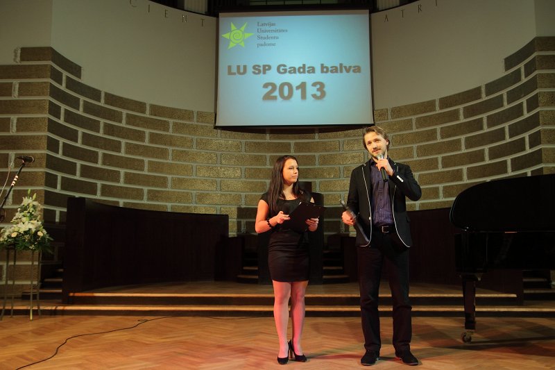 Latvijas Universitātes Studentu padomes (LU SP) Gada balvas 2013 pasniegšanas ceremonija. Pasākuma vadītāji Ieva Purniņa (SZF) un Ivo Rode (TF).