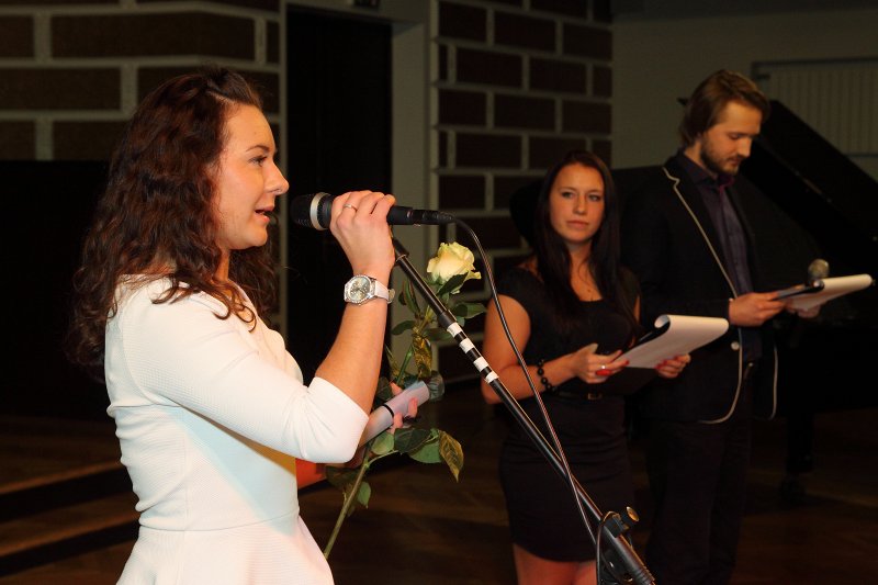 Latvijas Universitātes Studentu padomes (LU SP) Gada balvas 2013 pasniegšanas ceremonija. LU EVF pārstāves uzruna.