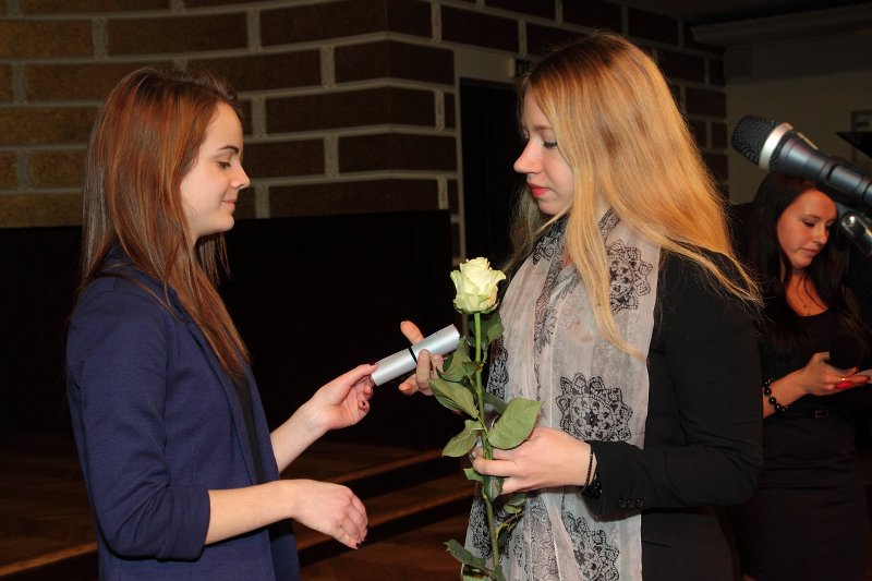 Latvijas Universitātes Studentu padomes (LU SP) Gada balvas 2013 pasniegšanas ceremonija. LU SP Gada balva nominācijā 'Gada FSP labāk organizētais pasākums' Ģeogrāfijas un Zemes zinātņu fakultātē
tiek piešķirta par ĢZZF iesvētību 2013 organizēšanu. Balvu saņem LU ĢZZF studentu pašpārvaldes priekšsēdētāja Līga Pakalna.