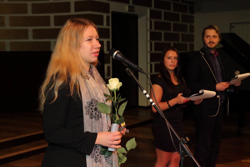 Latvijas Universitātes Studentu padomes (LU SP) Gada balvas 2013 pasniegšanas ceremonija. LU ĢZZF studentu pašpārvaldes priekšsēdētāja Līga Pakalna.