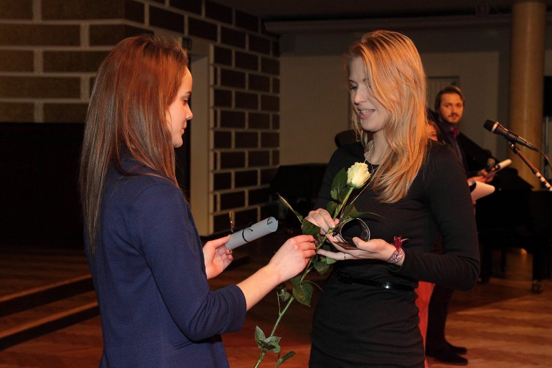 Latvijas Universitātes Studentu padomes (LU SP) Gada balvas 2013 pasniegšanas ceremonija. LU SP Gada balva nominācijā 'Gada FSP labāk organizētais pasākums' Humanitāro zinātņu fakultātē
tiek piešķirta par Nakts orientēšanās organizēšanu.
