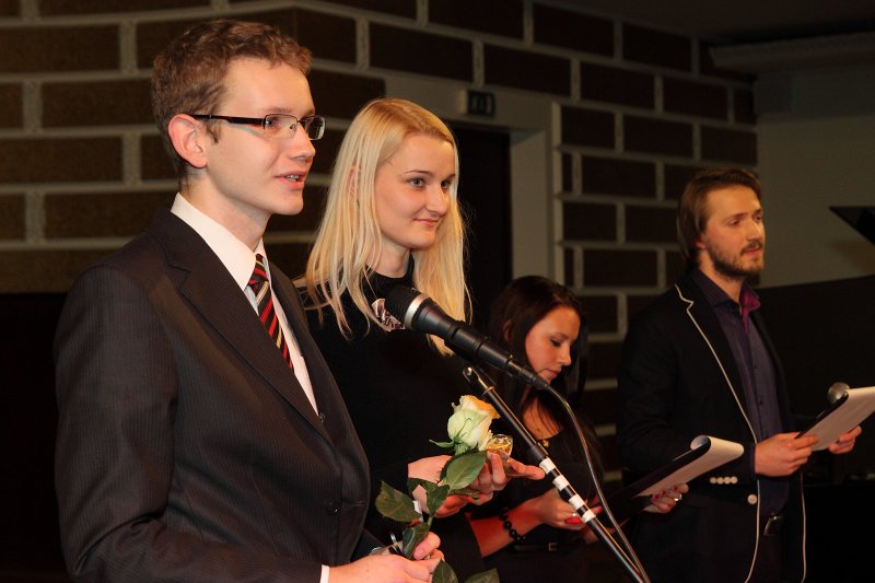 Latvijas Universitātes Studentu padomes (LU SP) Gada balvas 2013 pasniegšanas ceremonija. LU JF studentu pašpārvaldes pārstāvju Jāņa Dobelnieka un Līvas Paulauskas uzruna.