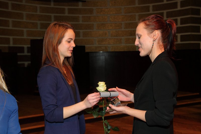 Latvijas Universitātes Studentu padomes (LU SP) Gada balvas 2013 pasniegšanas ceremonija. LU SP Gada balva nominācijā 'Gada FSP labāk organizētais pasākums' Pedagoģijas, psiholoģijas un mākslas fakultātē
tiek piešķirta par PPMF Pirmsaristoteļa organizēšanu.