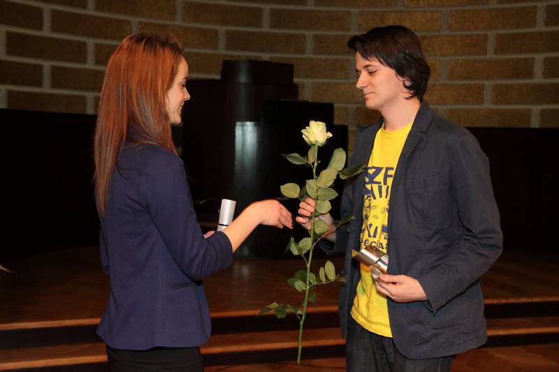 Latvijas Universitātes Studentu padomes (LU SP) Gada balvas 2013 pasniegšanas ceremonija. LU SP Gada balva nominācijā 'Gada FSP labāk organizētais pasākums' Sociālo zinātņu fakultātē
tiek piešķirta par 'Fukšimas apokalipses' organizēšanu. Balvu saņem LU SZF studentu pašpārvaldes priekšsēdētājs Viktors Smirnovs.