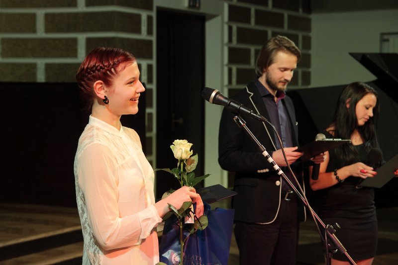 Latvijas Universitātes Studentu padomes (LU SP) Gada balvas 2013 pasniegšanas ceremonija. LU SP Gada balvas nominācijā 'Gada mentors' ieguvēja LU Bioloģijas fakultātes studente Signe Žvagiņa.