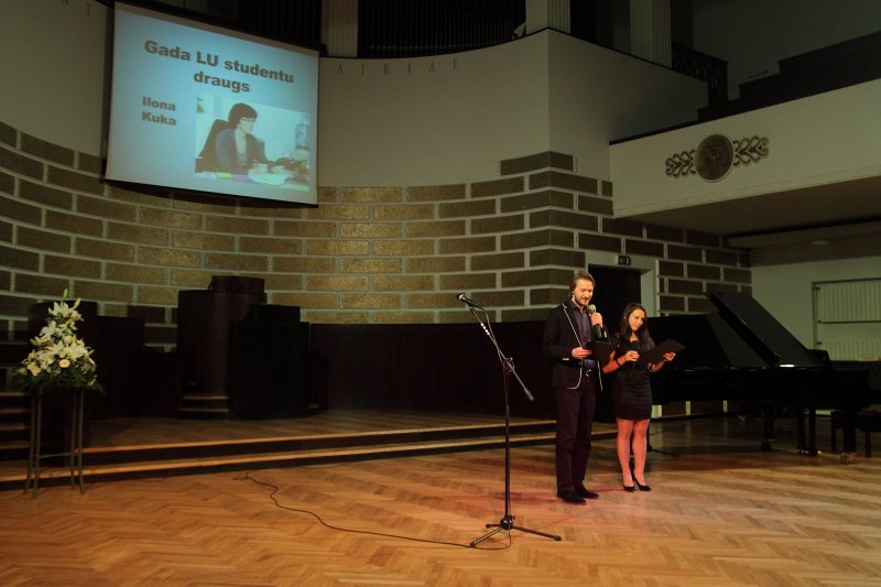 Latvijas Universitātes Studentu padomes (LU SP) Gada balvas 2013 pasniegšanas ceremonija. Neklātienē tiek sumināta LU SP Gada balvas nominācijā 'Gada LU studentu draugs'
ieguvēja LU SP biroja izpilddirektore Ilona Kuka.