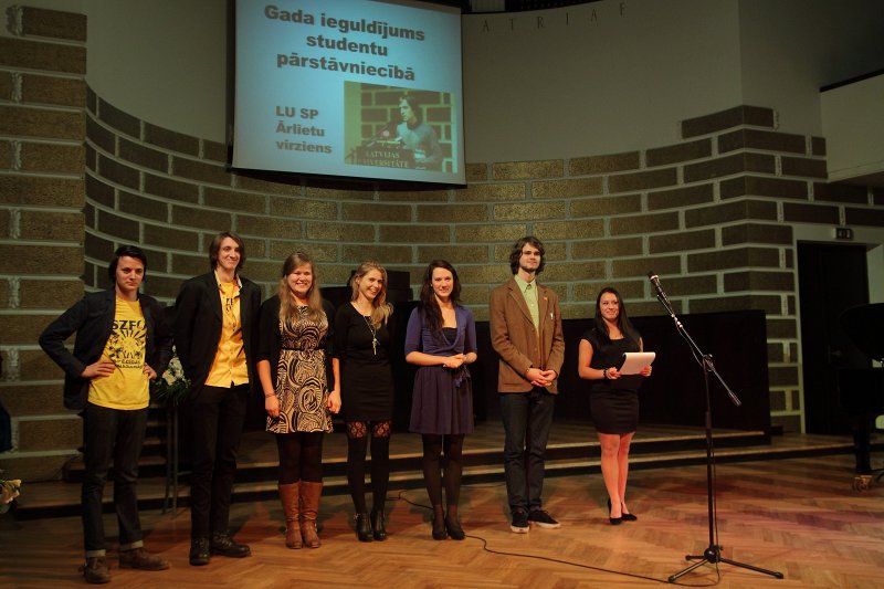 Latvijas Universitātes Studentu padomes (LU SP) Gada balvas 2013 pasniegšanas ceremonija. LU SP Gada balvas nominācijā 'Gada ieguldījums studentu pārstāvniecībā' ieguvēji - LU SP Ārlietu virziena aktīvisti.