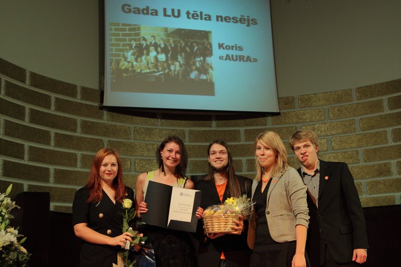 Latvijas Universitātes Studentu padomes (LU SP) Gada balvas 2013 pasniegšanas ceremonija. LU SP Gada balvas nominācijā 'Gada LU tēla nesējs' ieguvēji - LU Fizikas un matemātikas fakultātes kora 'Aura' pārstāvji.