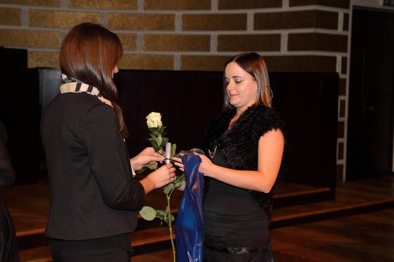 Latvijas Universitātes Studentu padomes (LU SP) Gada balvas 2013 pasniegšanas ceremonija. LU SP Gada balva nominācijā 'Gada ieguldījums sociālās dzīves uzlabošanā'
tiek piešķirta par Labdarības braucienu 2012.