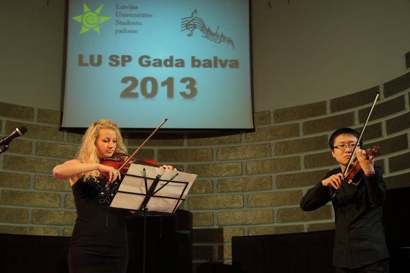 Latvijas Universitātes Studentu padomes (LU SP) Gada balvas 2013 pasniegšanas ceremonija. Muzikāls priekšnesums.