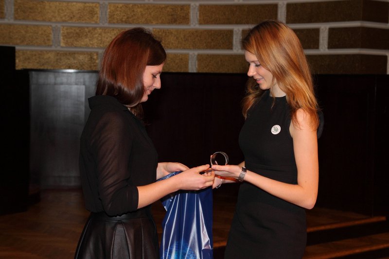 Latvijas Universitātes Studentu padomes (LU SP) Gada balvas 2013 pasniegšanas ceremonija. LU SP Gada balva nominācijā 'Gada ķeza'
tiek piešķirta notikumam ar grila zagšanu (LU Bioloģijas fakultātei).