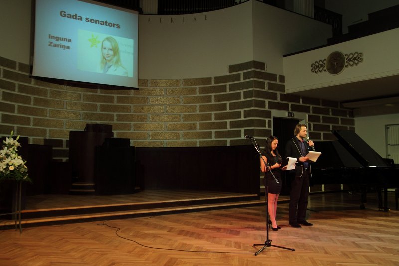Latvijas Universitātes Studentu padomes (LU SP) Gada balvas 2013 pasniegšanas ceremonija. Neklātienē tiek sumināta LU SP Gada balvas nominācijā 'Gada senators'
ieguvēja LU Pedagoģijas, psiholoģijas un mākslas fakultātes studente Inguna Zariņa.