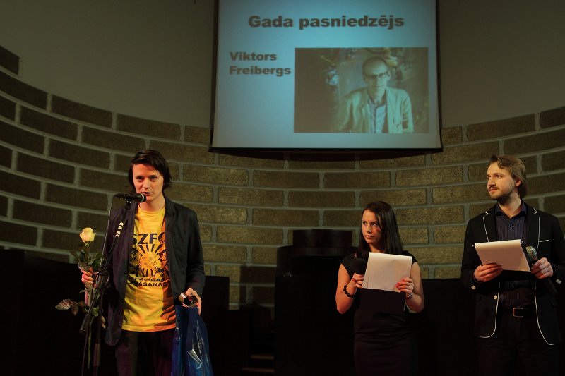 Latvijas Universitātes Studentu padomes (LU SP) Gada balvas 2013 pasniegšanas ceremonija. Neklātienē tiek sumināts LU SP Gada balvs nominācijā 'Gada pasniedzējs'
ieguvējs LU SZF docents Viktors Freibergs.