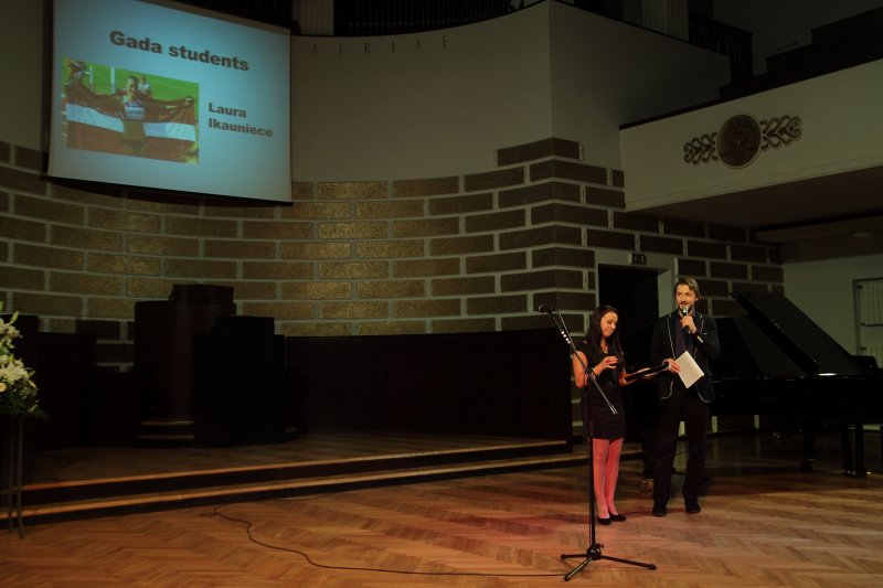 Latvijas Universitātes Studentu padomes (LU SP) Gada balvas 2013 pasniegšanas ceremonija. Neklātienē tiek sumināta LU SP Gada balvas nominācijā 'Gada students'
ieguvēja LU Pedagoģijas, psiholoģijas un mākslas fakultātes studente Laura Ikauniece.