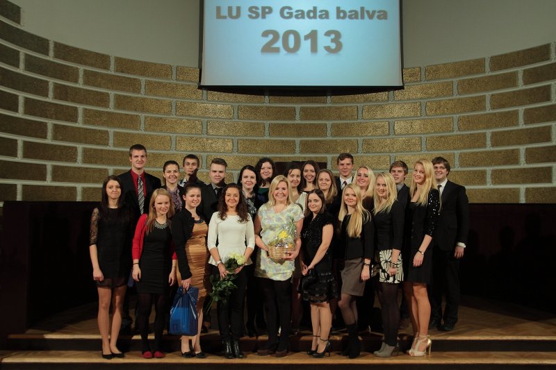 Latvijas Universitātes Studentu padomes (LU SP) Gada balvas 2013 pasniegšanas ceremonija. LU Ekonomikas un vadības fakultātes studentu pašpārvaldes aktīvisti.