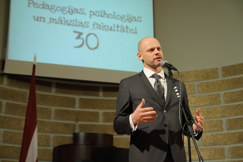 Latvijas Universitātes Pedagoģijas, psiholoģijas un mākslas fakultātes 30 gadu jubilejas svinības. Pasākuma vadītājs Valdis Melderis.