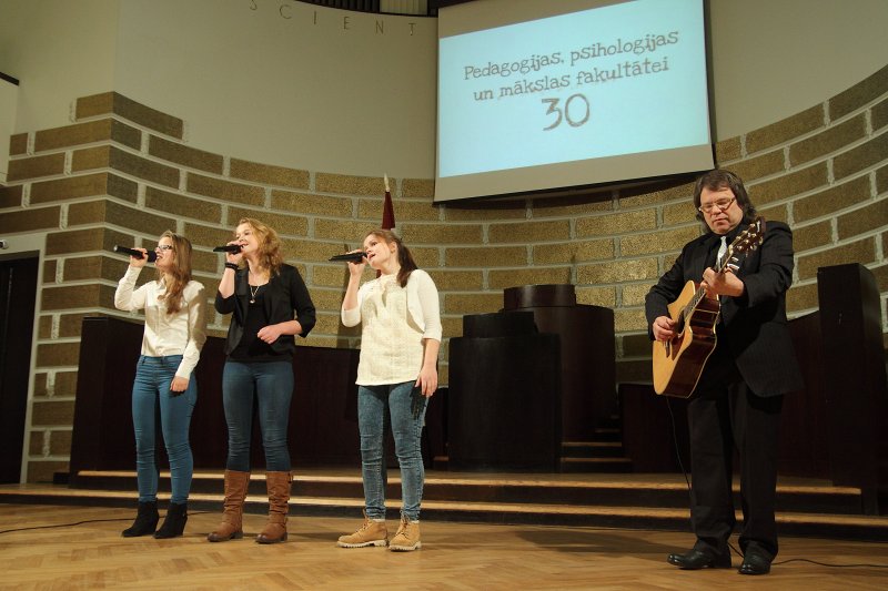 Latvijas Universitātes Pedagoģijas, psiholoģijas un mākslas fakultātes 30 gadu jubilejas svinības. Muzikāls priekšnesums.