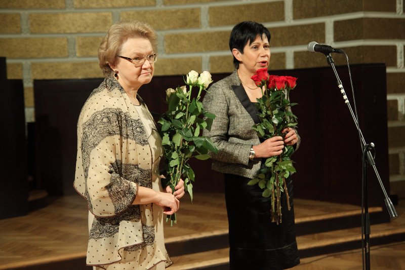 Latvijas Universitātes Pedagoģijas, psiholoģijas un mākslas fakultātes 30 gadu jubilejas svinības. Arodorganizācijas apsveikums.