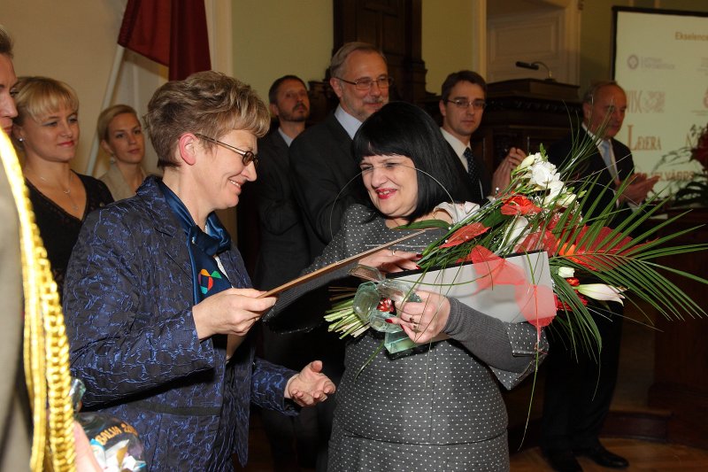 Dabaszinātņu un matemātikas skolotāju «Ekselences balvas» pasniegšanas ceremonija. Latvijas Universitātes Dabaszinātņu un matemātikas izglītības centra vadītāja Dace Namsone (pa kreisi)
sveic 'Ekselences balvas' ieguvēju
Marinu Ravinsku (Daugavpils Centra vidusskola).