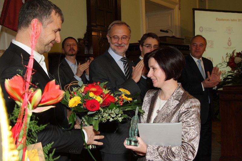 Dabaszinātņu un matemātikas skolotāju «Ekselences balvas» pasniegšanas ceremonija. SIA 'Metrum' padomes priekšsēdētājs Edgars Šīns (pa kreisi)
sveic 'Ekselences balvas' ieguvēju
Allu Kitajevu (Ventspils 2.vidusskola).