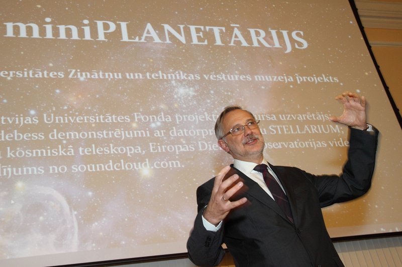 Mini-planetārija atklāšana Latvijas Universitātes LU Zinātņu un tehnikas vēstures muzeja telpās. LU rektora prof. Mārča Auziņa uzruna.