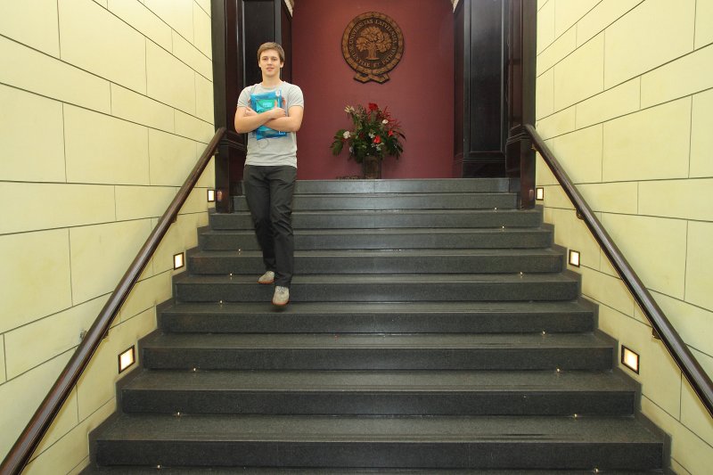Students kāpj pa kāpnēm Latvijas Universitātes galvenajā ēkā. null