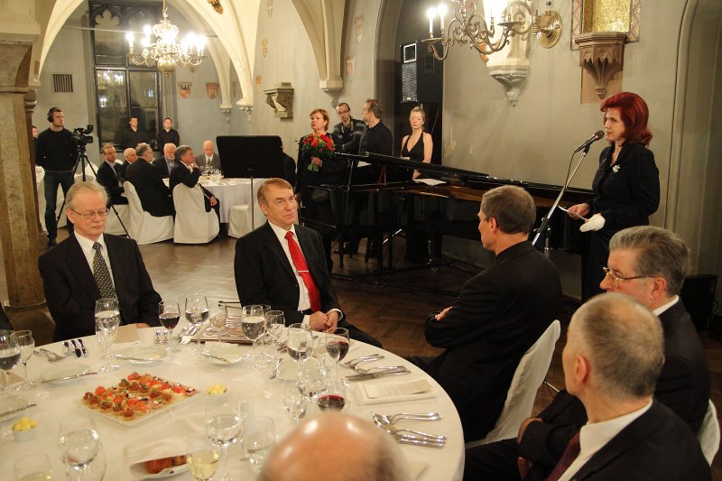 Akadēmiķa Jāņa Stradiņa jubilejai veltītas svinīgas vakariņas. (Lielajā Ģildē, Amatu ielā 6) LR Saeimas priekšsēdētājas Solvitas Āboltiņas uzruna.