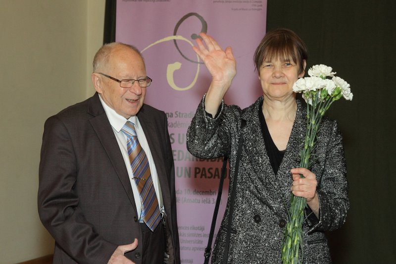 Preses konference par akadēmiskās konferences «Zinātnes un kultūras mijiedarbība Latvijā un pasaulē» rezultātiem un fotoizstādes par akadēmiķi Jāni 
Stradiņu atklāšana. (Arhitektu namā, Torņa ielā 11) No kreisās: 
Latvijas Zinātņu akadēmijas Senāta priekšsēdētājs Jānis Stradiņš; 
projekta vadītāja Andra Mangale.