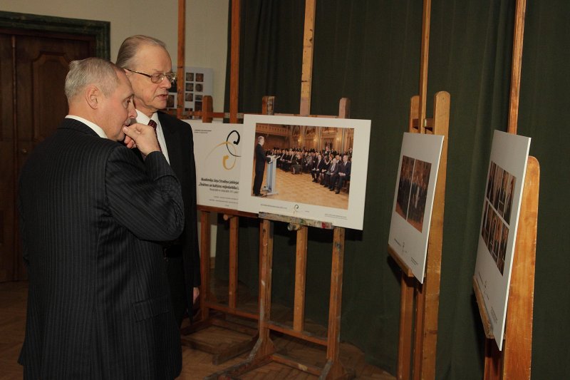 Akadēmiķa Jāņa Stradiņa jubilejai veltītas fotoizstādes atklāšana (Arhitektu namā, Torņa ielā 11). null